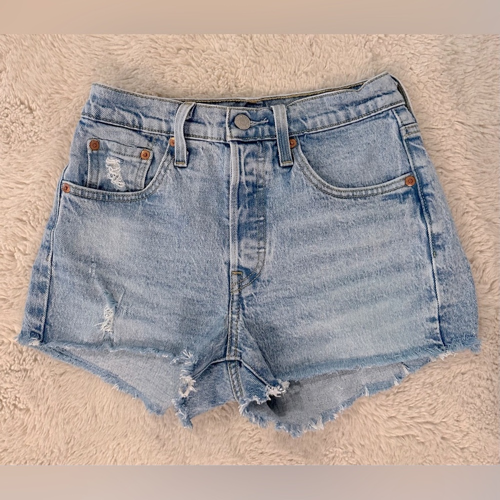 Levi 501 Original Denim Shorts, Size 24. Excellent Condition! 🩷🌺